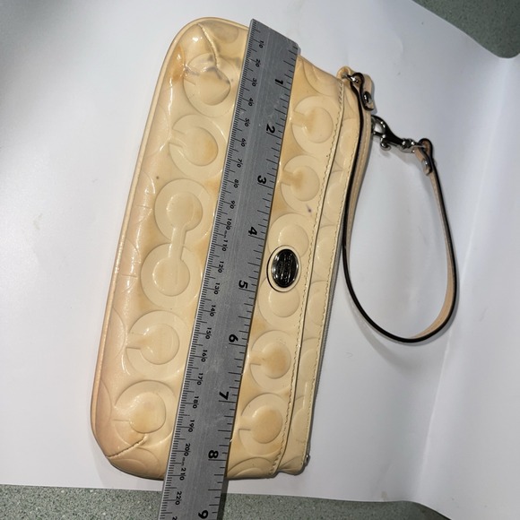 Coach Embossed Cream Patent Leather Clutch Wristlet Organizer Purse Y2K Vintage - Picture 5 of 6